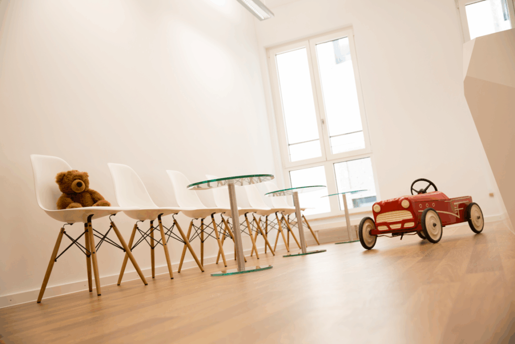Wartezimmer mit Kinder-Spielzeug.