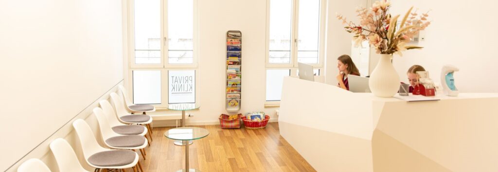 Empfangsbereich der Privatklinik.