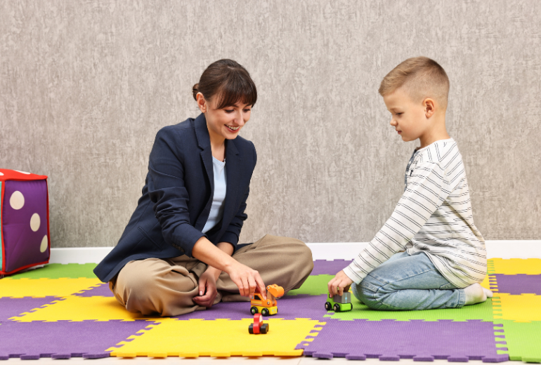 Kind spielt mit einer Frau.