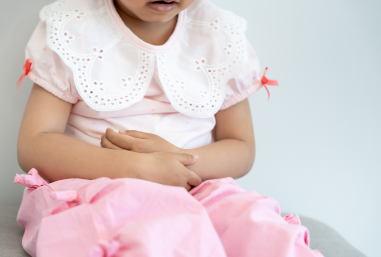 Kind mit einer Darmerkrankung.