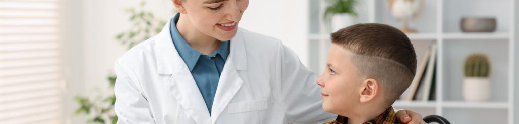 Kind mit einer Ärztin.