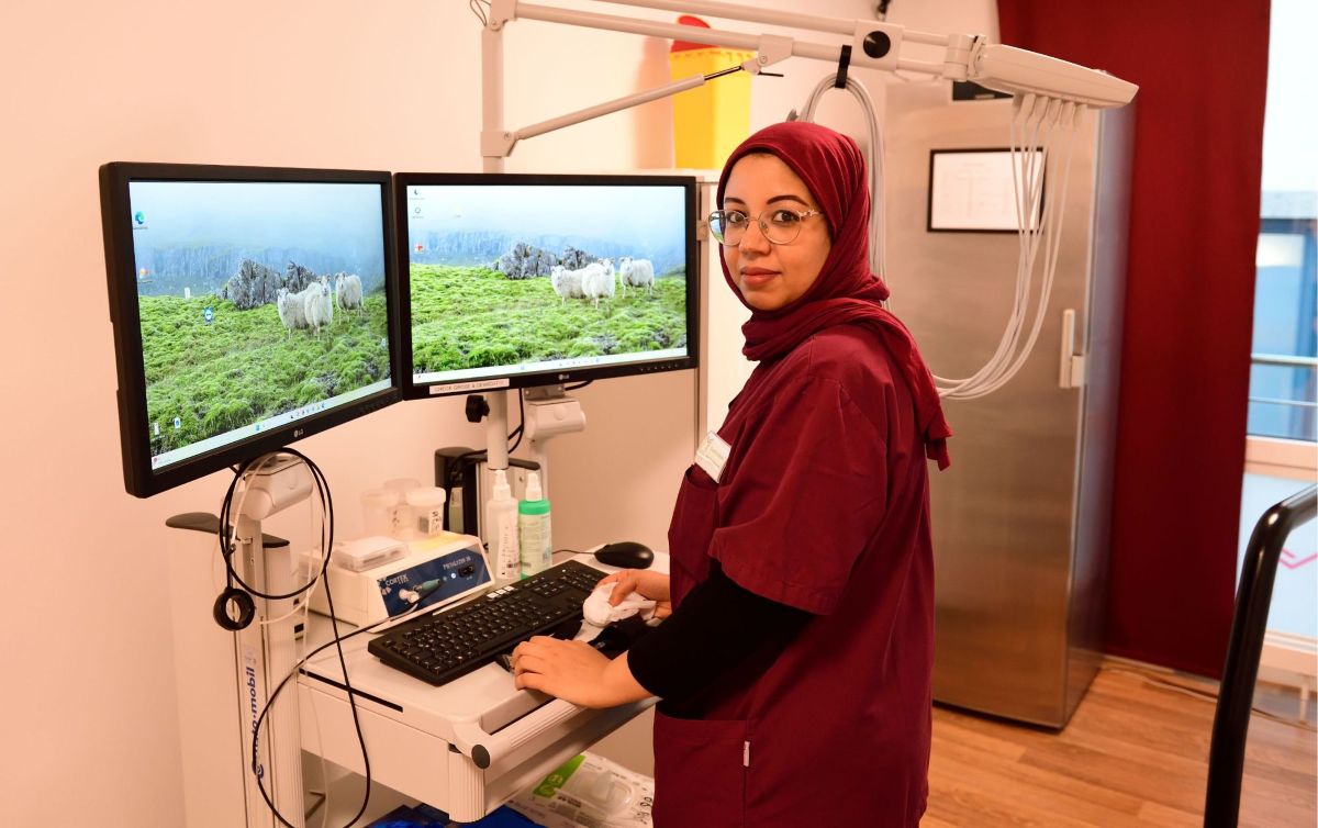 Eine Mitarbeiterin der m1 Klinik bedient ein diagnostisches Gerät